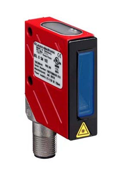 Crveno-crni senzor s M12 priključkom i CE oznakom, korišten u industrijskoj automatizaciji.