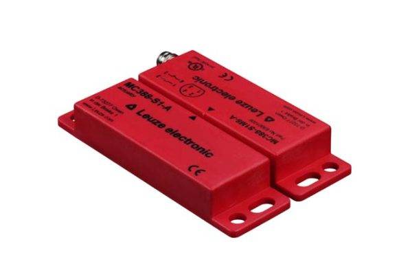 Crveno obojeni sigurnosni senzor tvrtke Leuze electronic, model MCN 3085-S14. Senzor ima oznake za CE i TÜV certifikaciju.