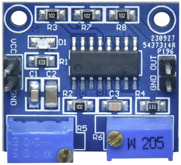 Plavi elektronički modul s različitim otpornicima, tranzistorima i kondenzatorima, koji se koristi u elektroničkim sklopovima.