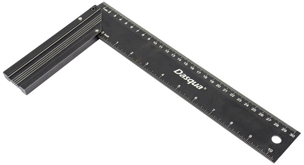 Kutomjer s ravnalom u crnoj boji, postavljen na jedan kut, prikazuje ljestvice u centimetrima i inčima. Marka: Dasqua.