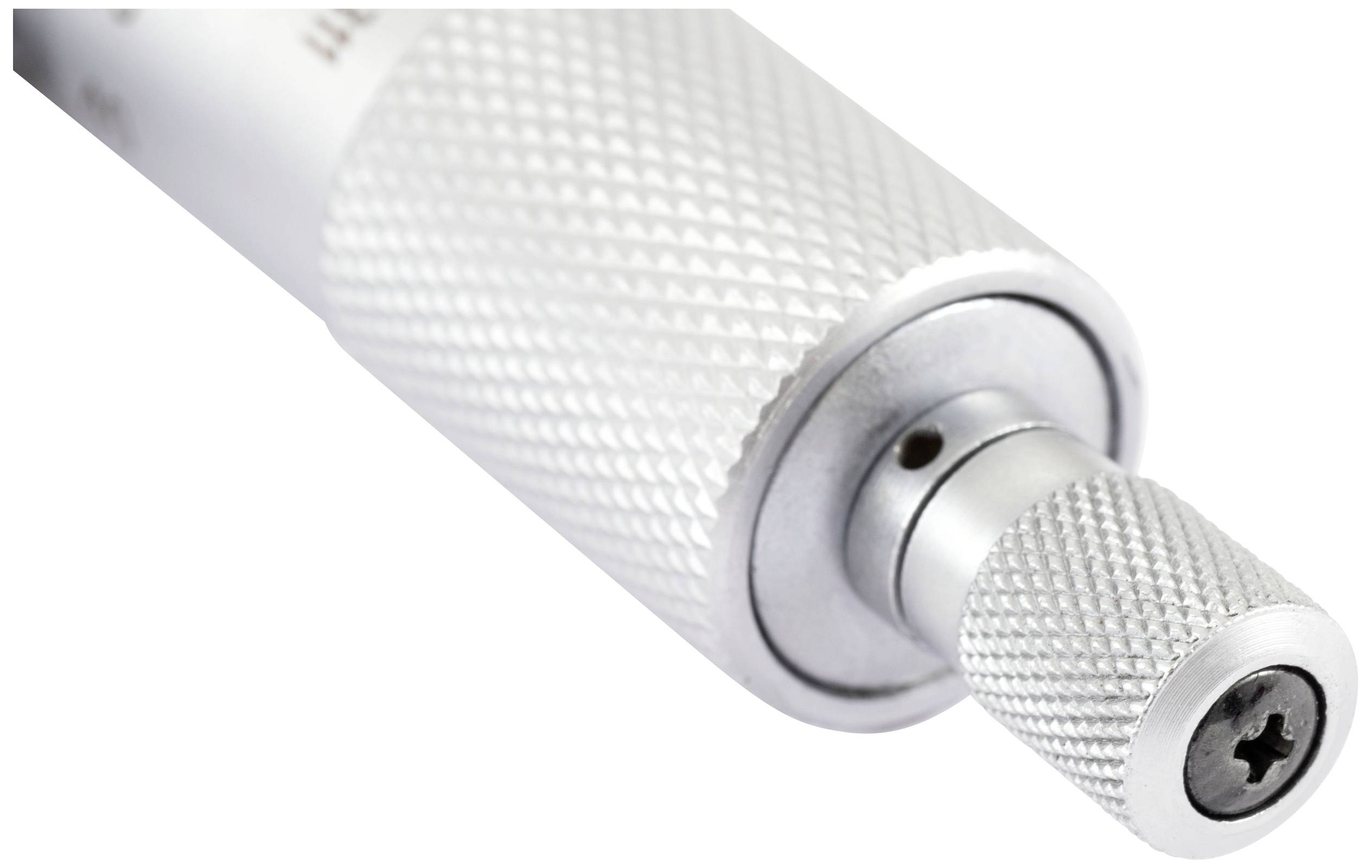 Srebrni izvijač vijaka s rebrasto strukturiranim ručkom i križno narezanim sječivom, krupni plan.