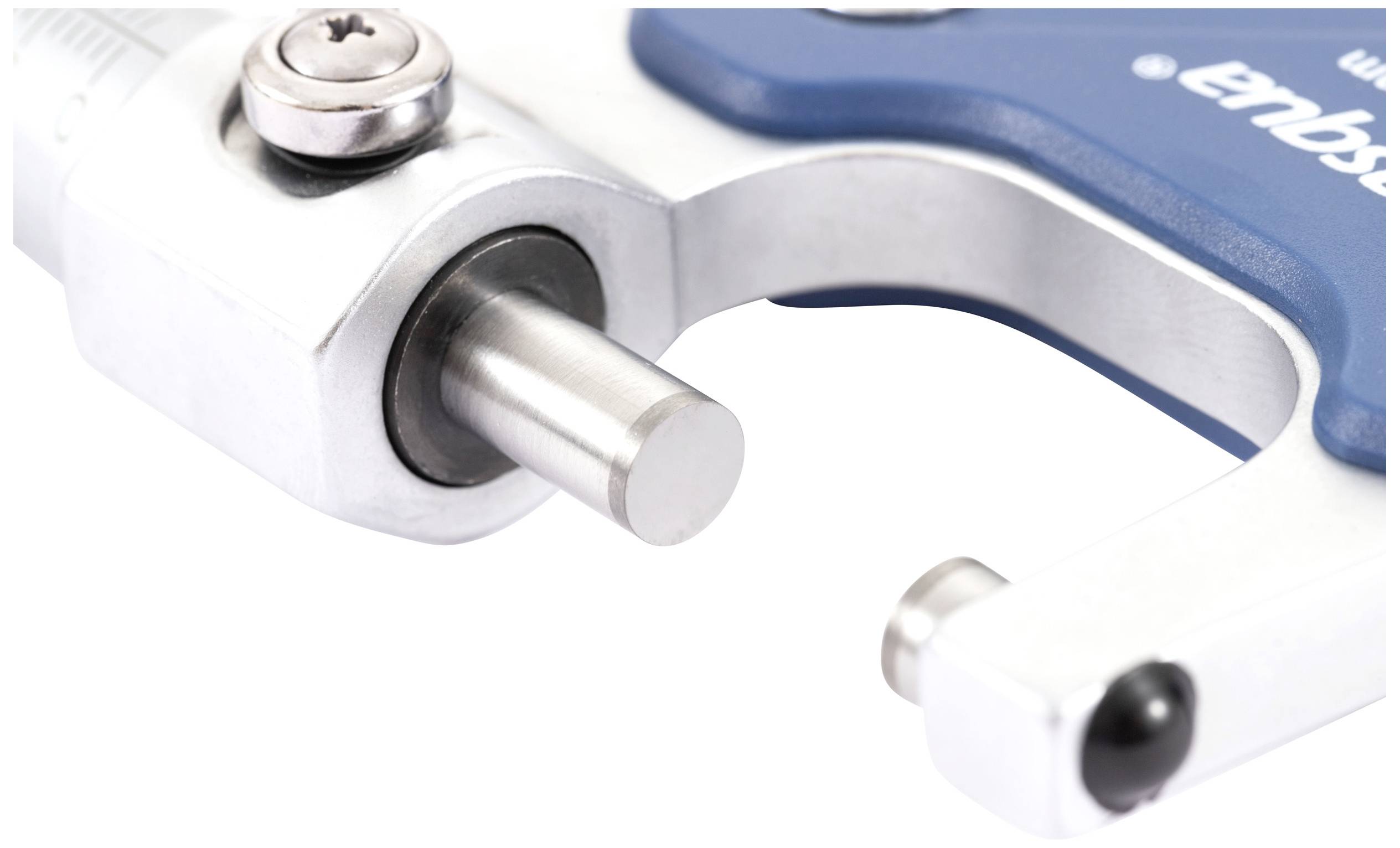 Blizak snimak mikrometra. Glavna značajka je okretni mjerni metalni dio. Instrument za precizno mjerenje debljine objekata.