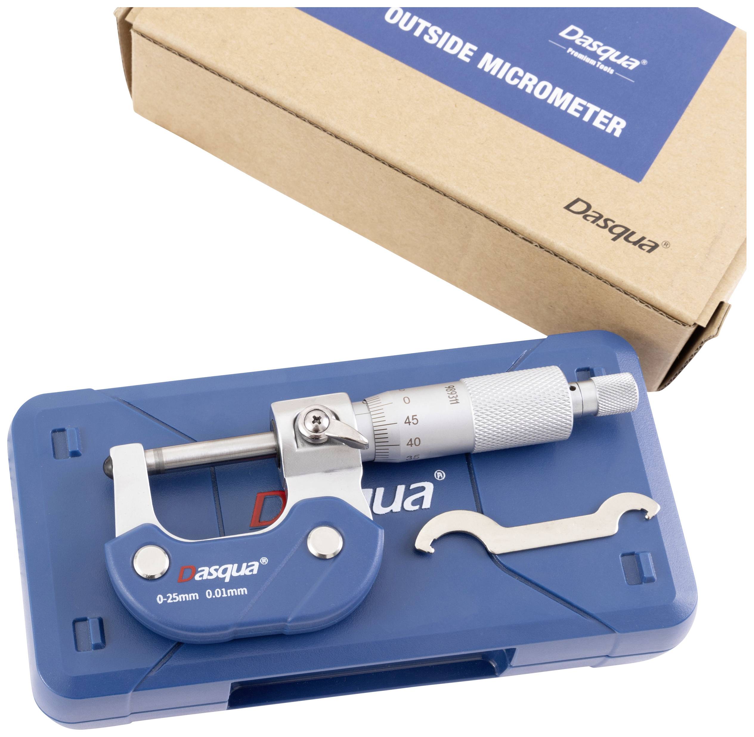 Slika prikazuje vanjski mikrometar marke 'Dasqua', koji leži na plavoj kutiji za pohranu zajedno s ključem za podešavanje. U pozadini se nalazi ambalaža.