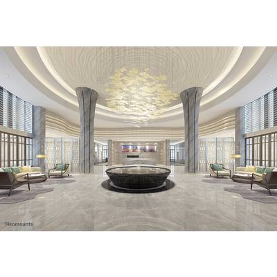 Prostrana hotelska lobby s centralnim, okruglim stolom, okružena modernim sjedećim zonama. Impresivan dizajn metalnih stropnih svjetiljki.