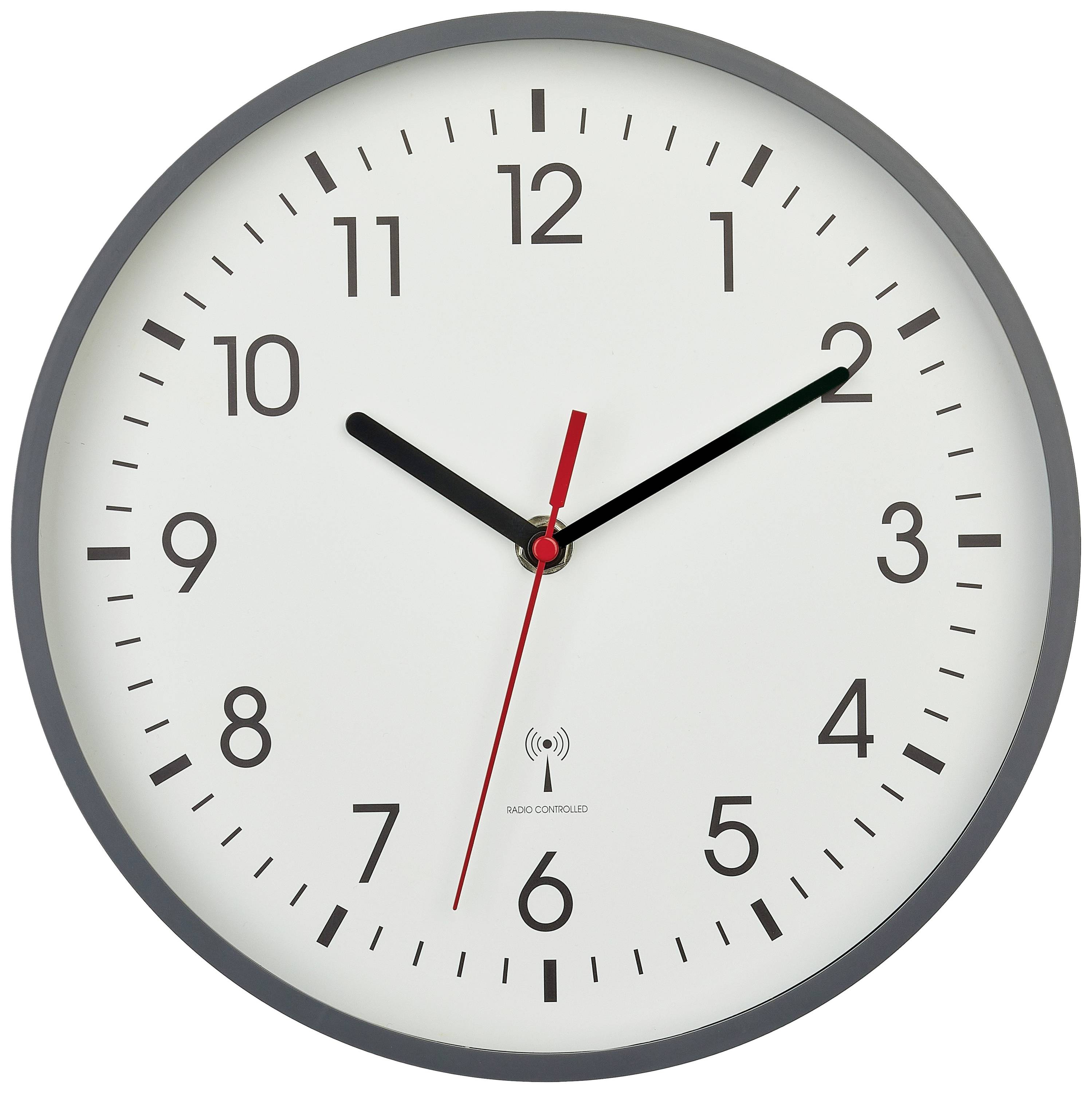 Analogni zidni sat pokazuje 10:09; crni brojčanik, crvena sekundna kazaljka; jednostavan dizajn.