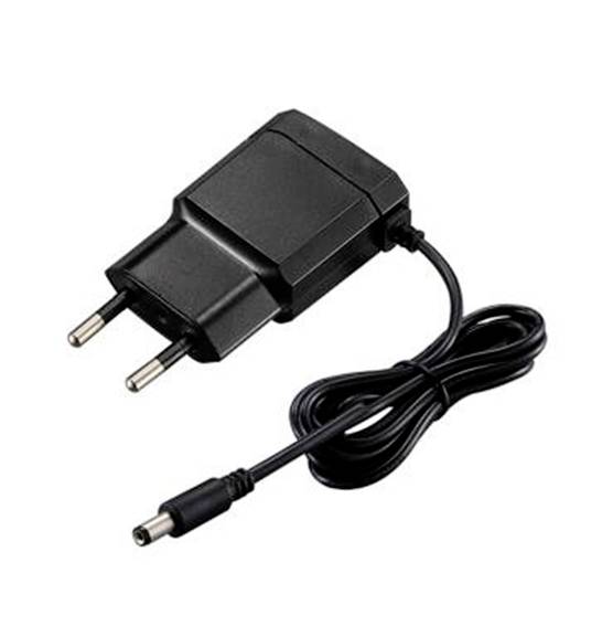 Crni mrežni adapter s EU utikačem i dugačkim kabelom, pogodan za elektroničke uređaje.