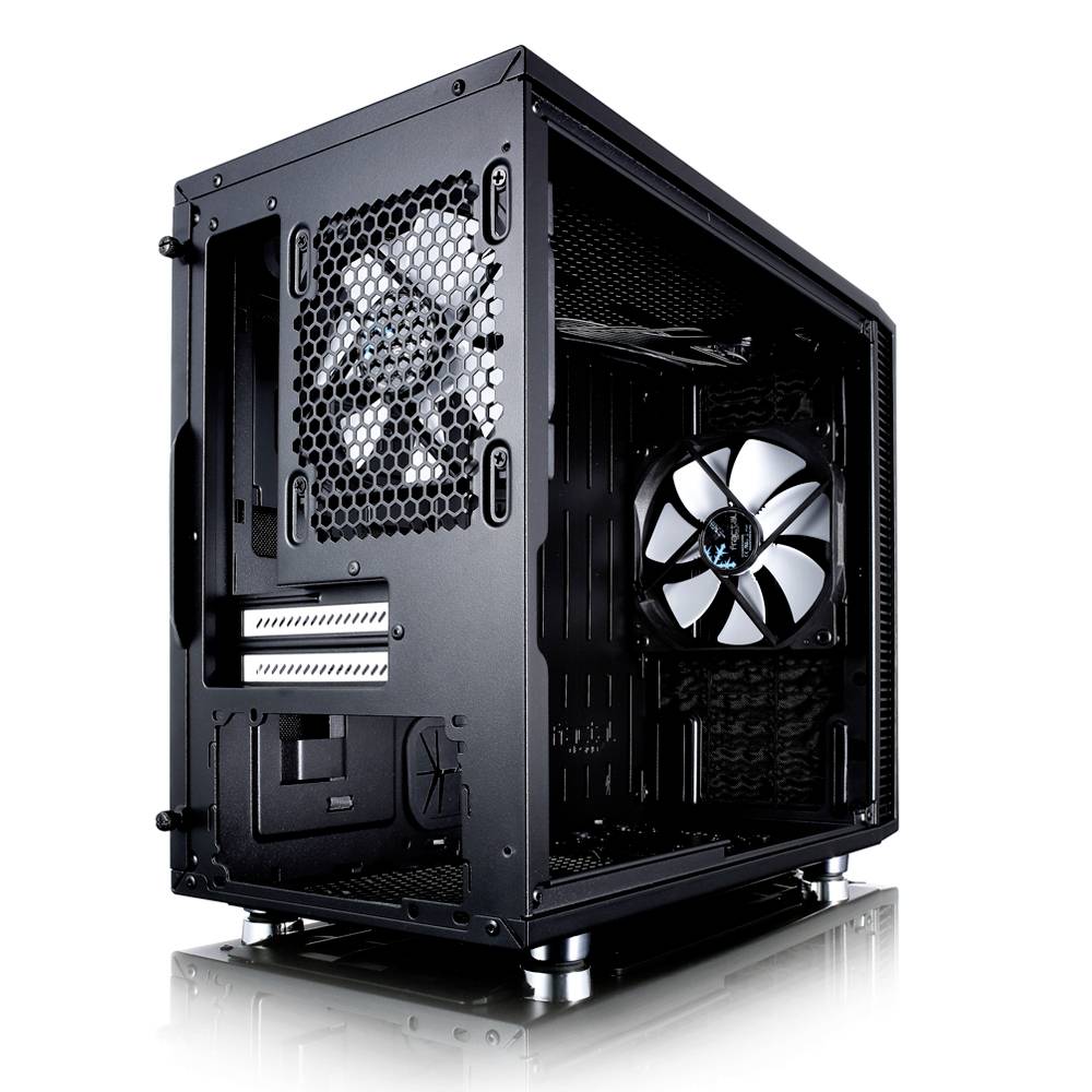 Crno, otvoreno kućište za PC s ventilatorima i upravljanjem kablova. Pogodno za sastavljanje stolnog računala.