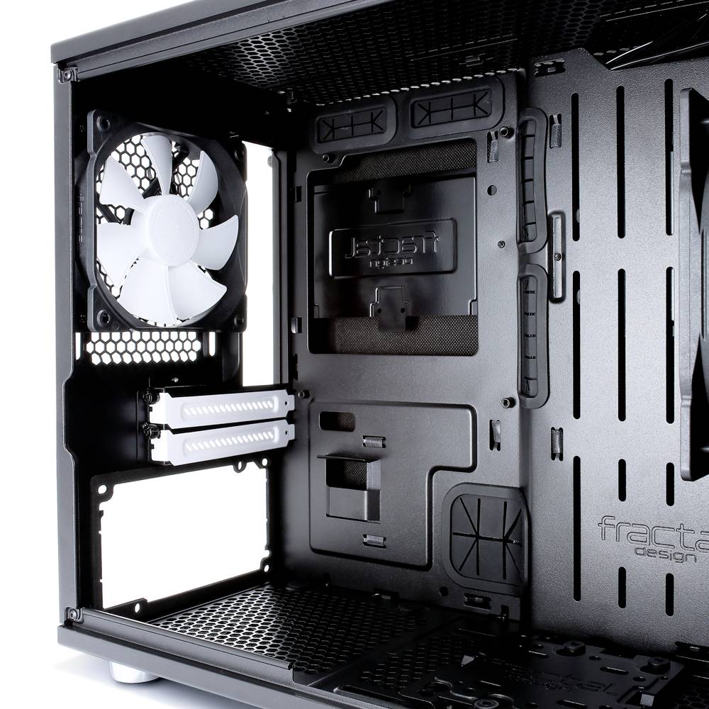 Crno kućište za PC bez komponenti, s otvorenim bočnim prozorom. Gore lijevo ugrađen ventilator, puno prostora za hardver.