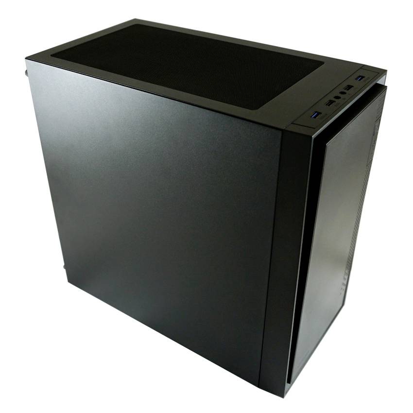 Crni kućište računala elegantnog, minimalistički dizajniranog izgleda. Na vrhu ventilacijski rešetkasti otvor, na prednjoj strani priključci.