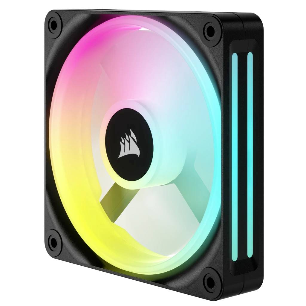 RGB računalni ventilator sa šarenim LED osvjetljenjem u crnom okviru. Ventilator s logotipom tvrtke u sredini. Bočni svijetleći traka.