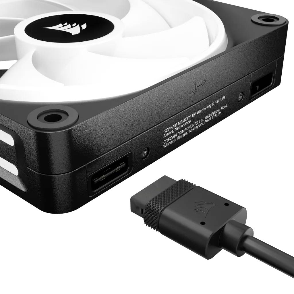 Crni računalni ventilator s bijelim krilcima i USB priključnim kabelom ispred. Na poklopcu ventilatora se nalazi logo.