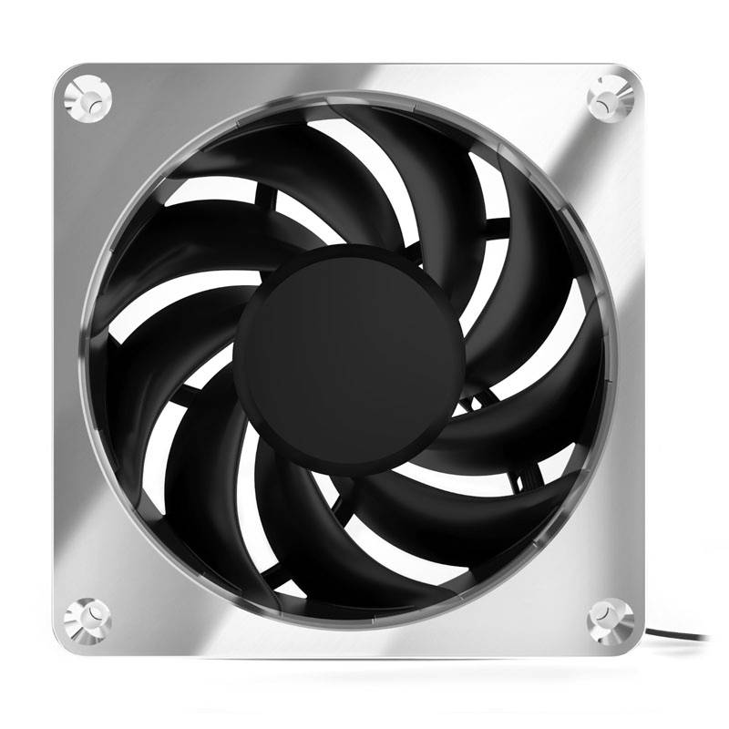 Crni ventilator u kvadratnom metalnom okviru sa srebrnim uglovima, namijenjen hlađenju ili ventilaciji.