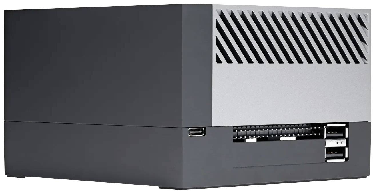 Kompaktan, pravokutan, crni i srebrni mini-PC s ventilacijskim otvorima na vrhu i više priključaka sa strane.