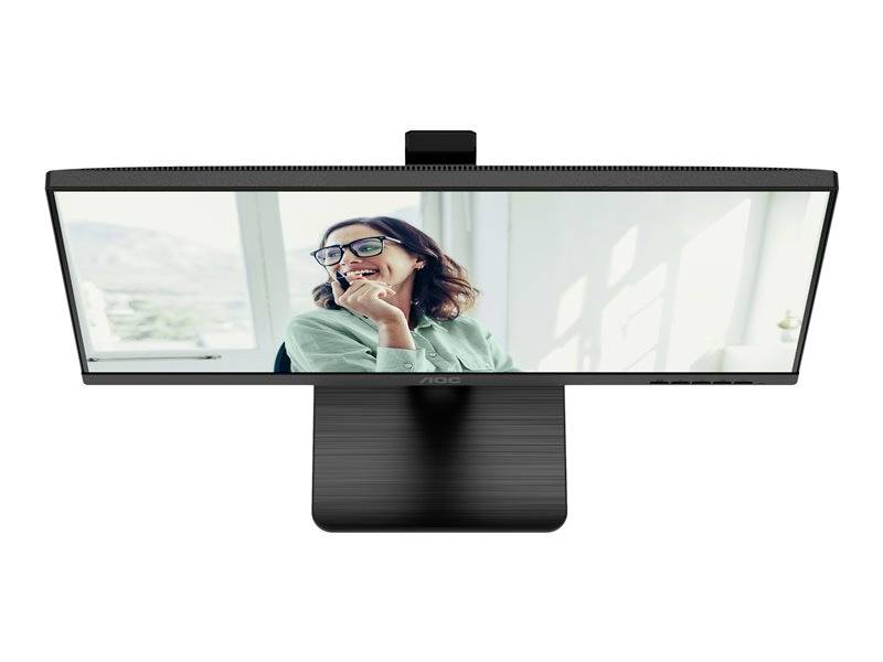 Nasmijana osoba u naočalama sjedi ispred monitora u svijetloj prostoriji. Monitor je postavljen centralno u slici.