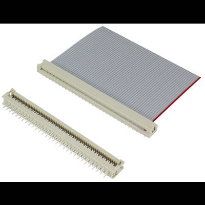 Ravni kabel s bijelim utikačem i odgovarajućim priključkom. Pogodan za elektroničke spojeve, jasno prikazuje priključak i pinove.