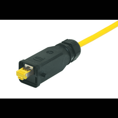 Žuti Ethernet kabel s crnim, otpornim na vremenske uvjete priključkom, pogodan za industrijske primjene i robusne okoliše.
