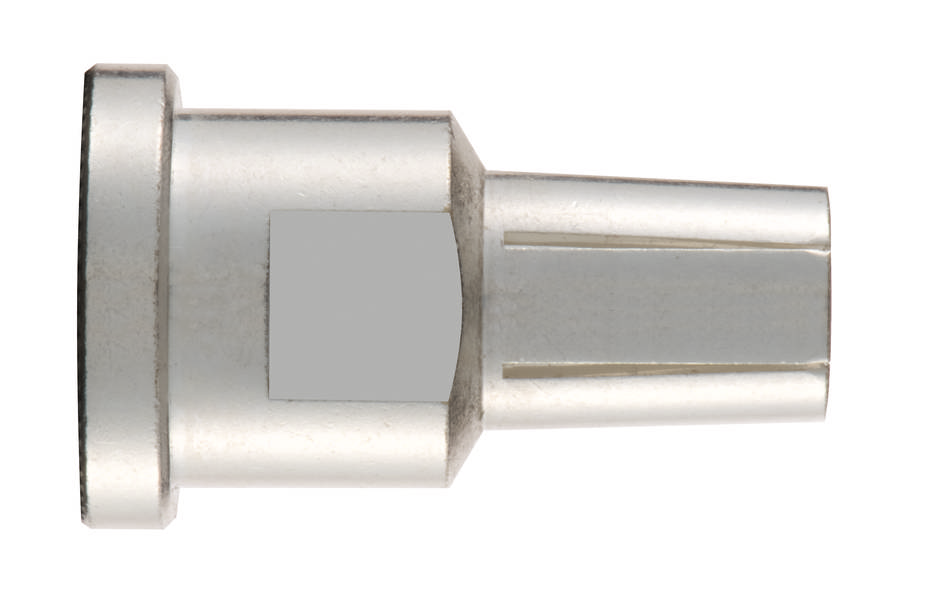 Metalni adapter utikač s rebrastim krajem, za spajanje kabela ili cijevi, na bijeloj pozadini.