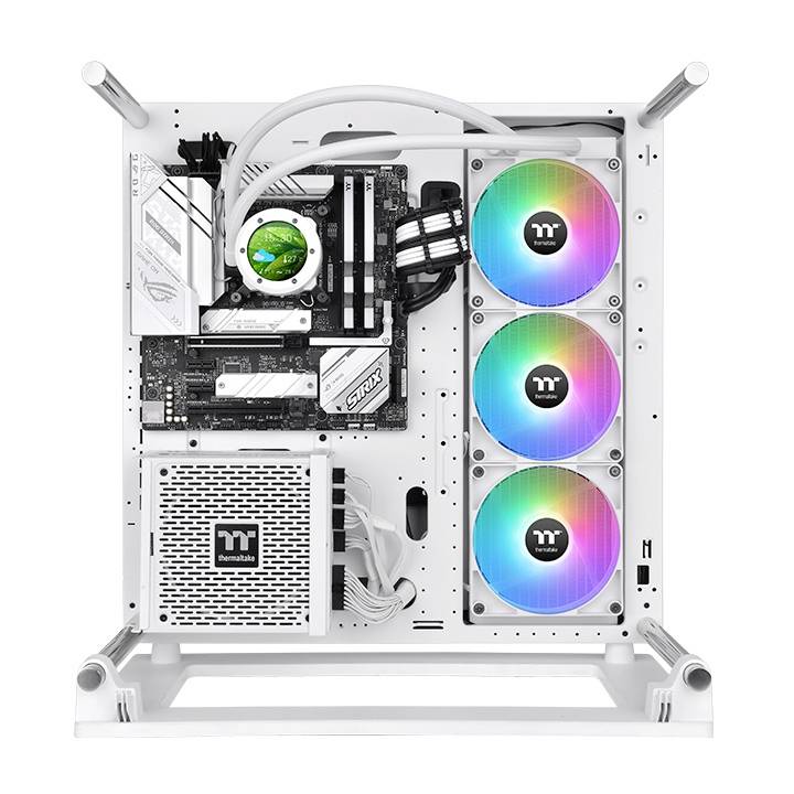 Otvoreni dizajn kućišta računala s vidljivim komponentama: matična ploča, tri svijetleća ventilatora, hladnjaci i kabeli u bijelom kućištu.