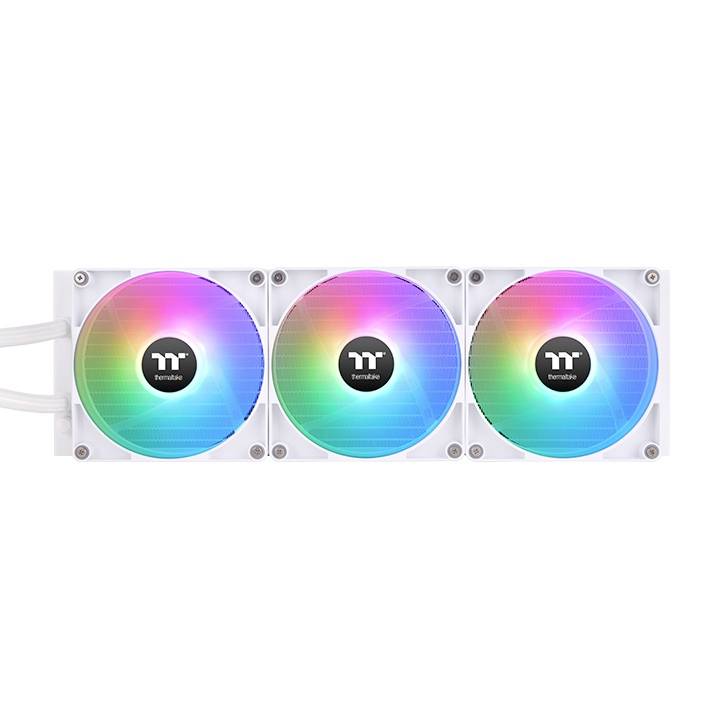Tri RGB LED ventilatora u bijelom okviru koji rotiraju u sjajnim bojama. Thermaltake logo je vidljiv na svakom ventilatoru.