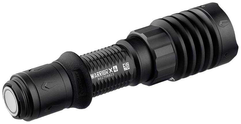 Crna baterijska lampa s rebrasto strukturiranom ručkom, označena natpisom 'WARRIOR X4'. Dizajnirana je kompaktno i čvrsto.