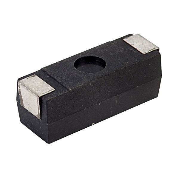 Pravokutni, crni elektronički komponenent, vjerojatno diodni ispravljač, s metalnim kontaktima na krajevima.