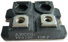 Crni elektronički otpornik s natpisom 'ARCOL FPA100 10R J', opremljen metalnim priključcima na vrhu.