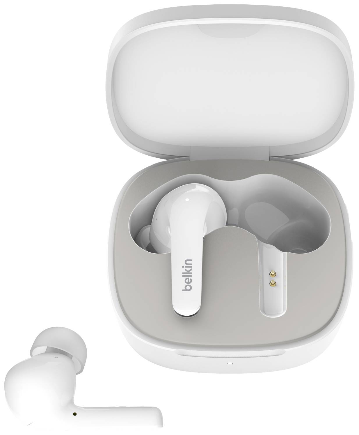 Bežične in-ear slušalice u otvorenom punjač kutiji. Jedna slušalica leži pored nje. Na kutiji je otisnut natpis 'belkin'.