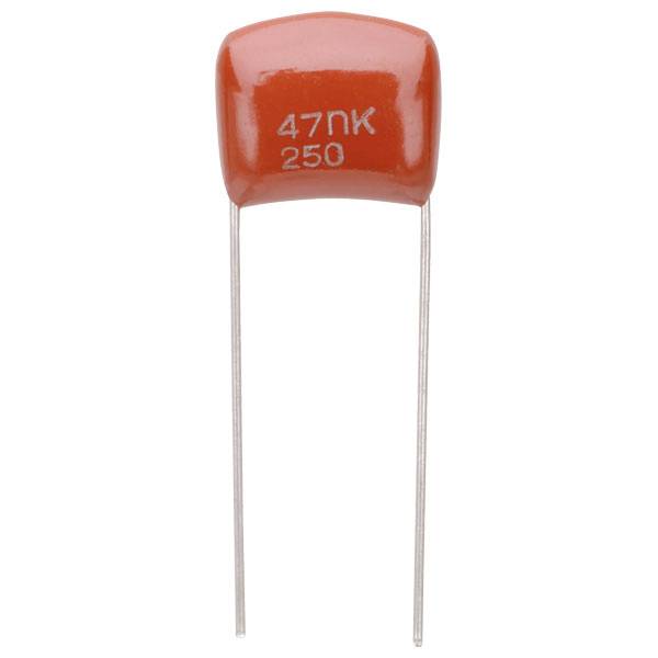 Crveni folijski kondenzator s natpisom '47nK 250'.