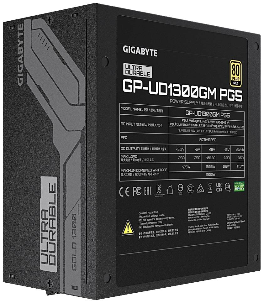 Crni mrežni adapter 'GIGABYTE GP-UD1300GM PG5'. Naljepnica s tehničkim specifikacijama, logotipom i 80-Plus-Gold certifikacijom.