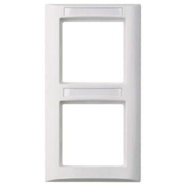Bijeli, pravokutni, dvostruki okvir za sklopke s dvije jednako velike otvore jedan iznad drugog, namijenjen za prekidače ili utičnice.