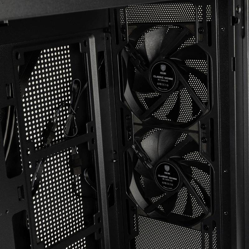 Dva računalna ventilatora montirana su na unutrašnjoj strani kućišta računala. Kabeli se protežu duž stražnje strane kućišta.