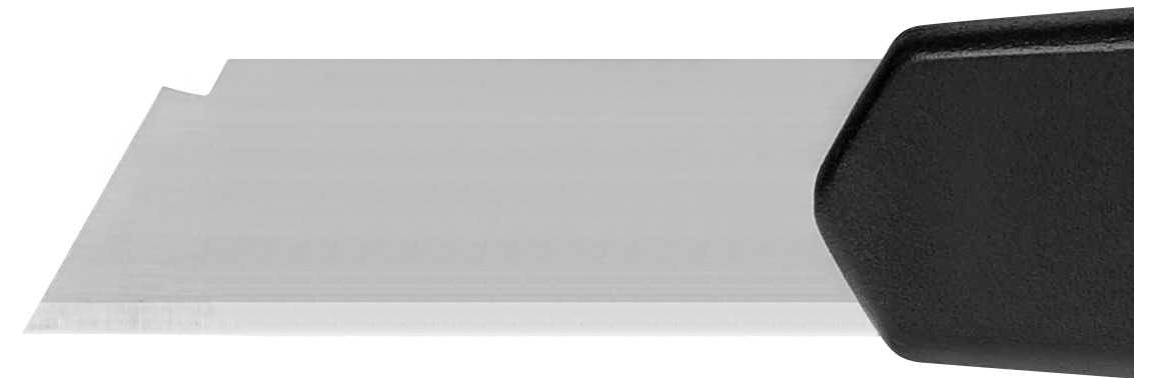 Fotografija u bliskom kadru prikazuje oštrice jednoraznog noža za sečenje s crnom drškom desno u slici.