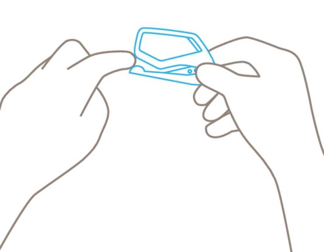 Dvije ruke drže mali, stiliziran objekt nalik prozoru vozila između palca i kažiprsta.