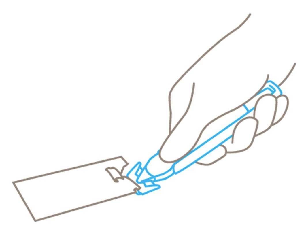 Ruka koja koristi skalpel za rezanje linije na pravokutniku.
