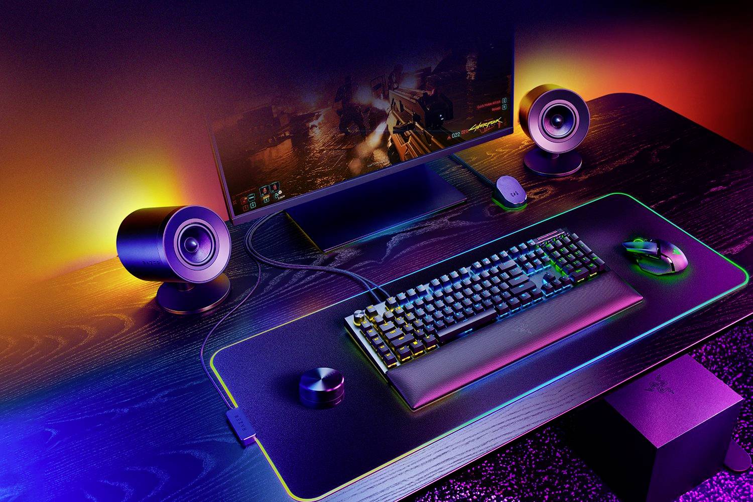 Stilski uredski stol s osvjetljenom gaming tipkovnicom, mišem, zvučnicima i monitorom koji prikazuje videoisku.