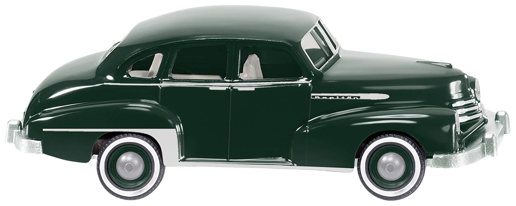 Tamnozeleni automobil na četiri vrata u stilu oldtimera, pogled sa lijeve strane. Ima srebrne bratnike i felge.