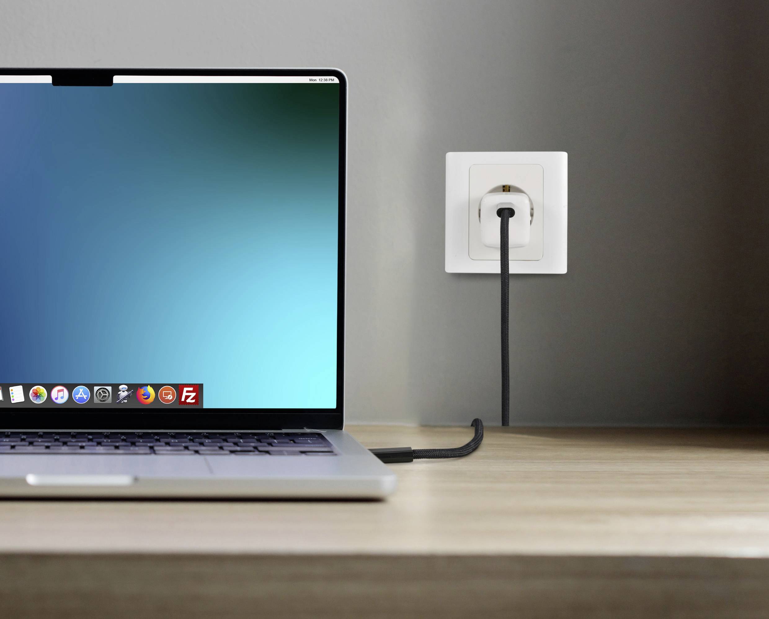 Prijenosno računalo je priključeno na zidnu utičnicu i stoji na stolu. Zaslon prikazuje prazan, plavi pozadinski ekran.