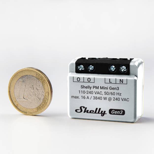 Uređaj Shelly PM Mini Gen3 pored jednoeurovske kovanice za usporedbu veličine. Uređaj s tehničkim specifikacijama na prednjoj strani.