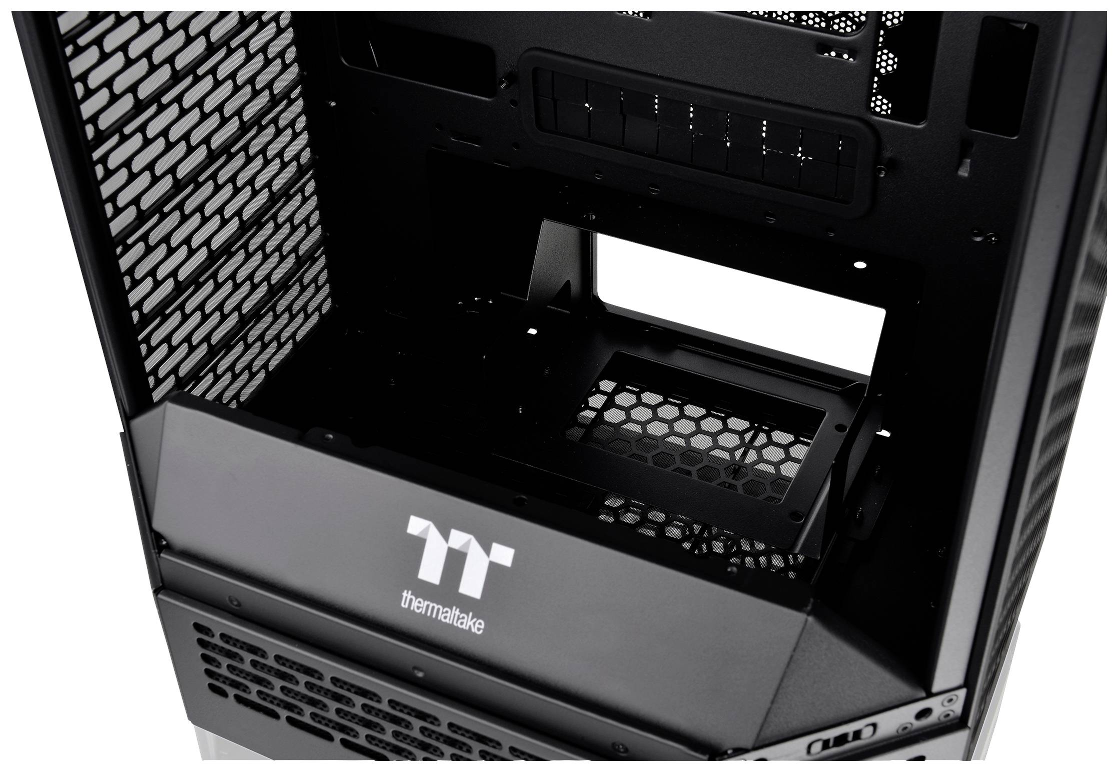 Crni kompjuterski okvir tvrtke Thermaltake, djelomično otvoren, otkriva unutrašnji prostor za ugradnju komponenata.