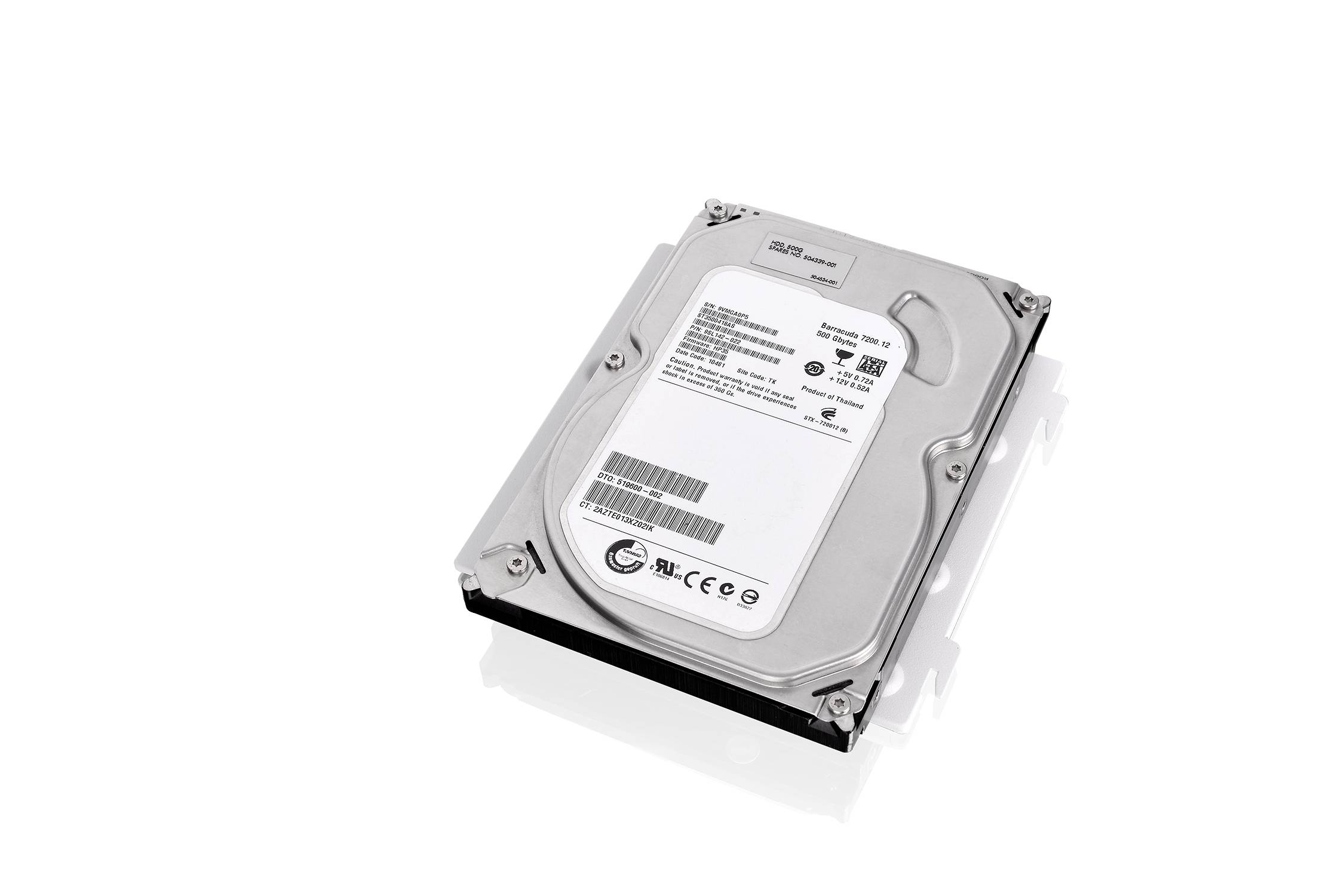 Tvrdi disk u bliskom kadru, srebrnosivo kućište s bijelim naljepnicama specifikacija, vidljive tehničke specifikacije, na bijeloj pozadini.