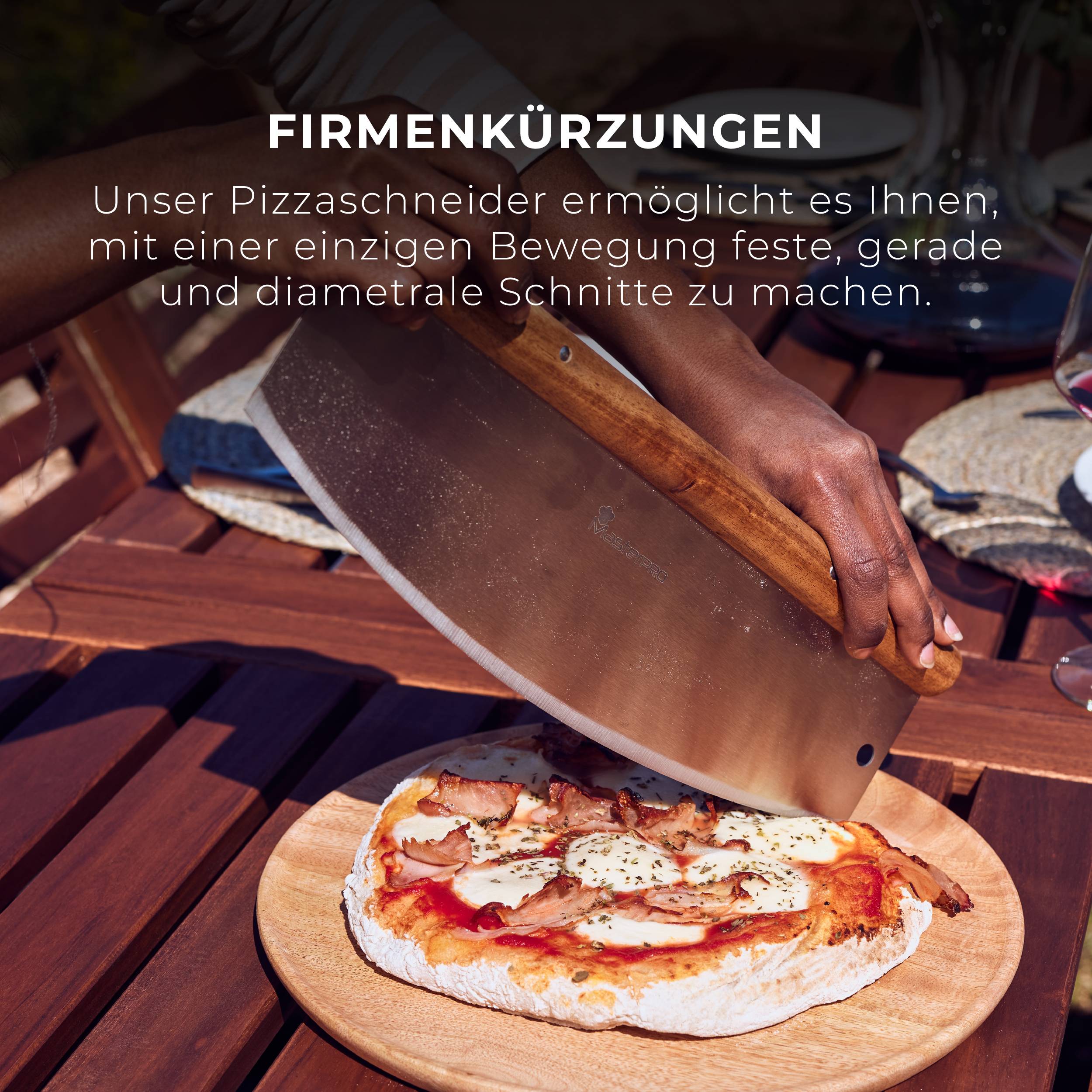 Osoba reže pizzu velikim, okruglim nožem za pizzu na drvenom stolu. Tekst objašnjava funkciju noža za pizzu.