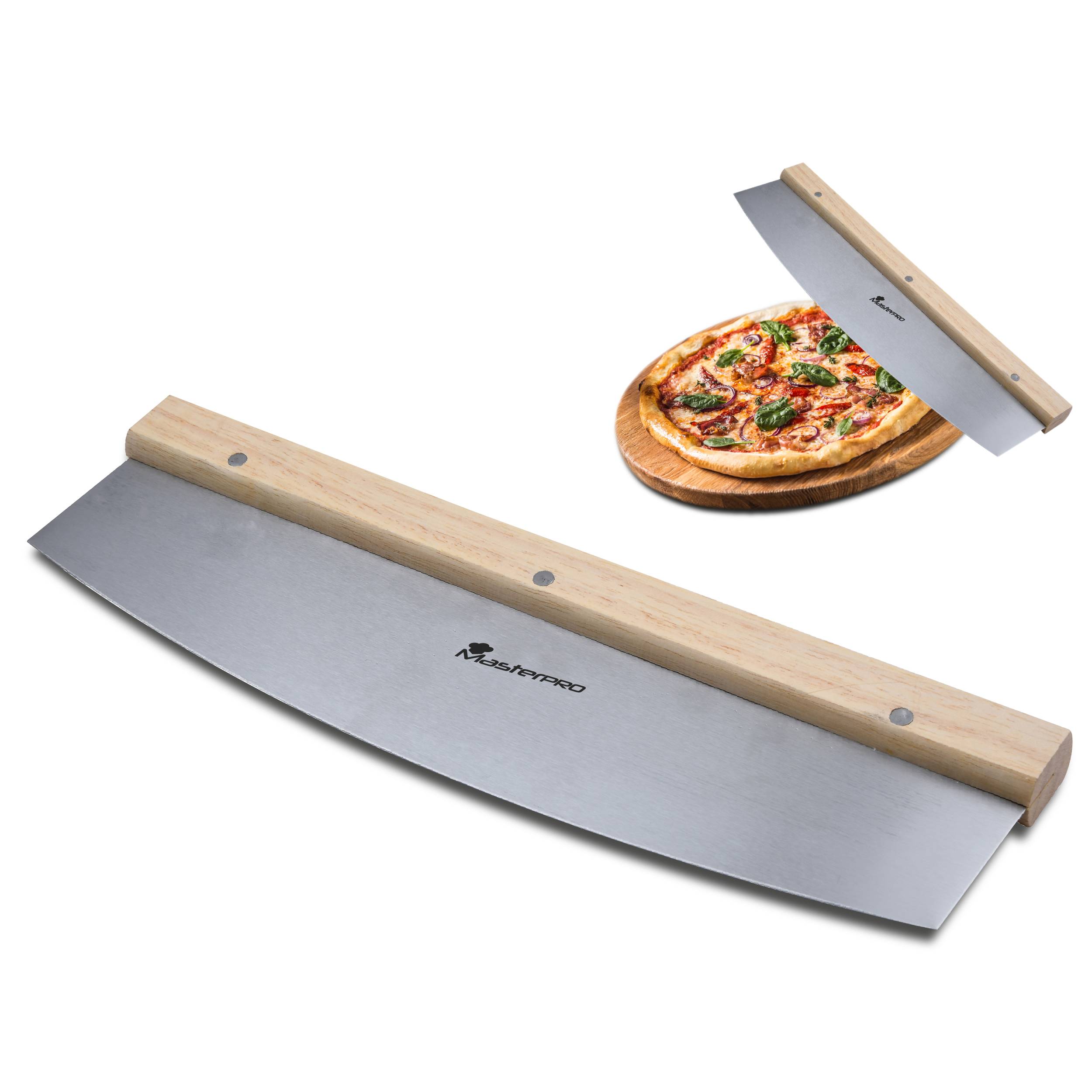 Veliko kotač za pizzu s drvenom ručkom pokraj narezane pizze na drvenom dasci, ilustrira rezanje pizze.