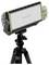 Prijenosna LED-rasvjeta na stalku s ergonomskim dizajnom za ravномjernu raspodjelu svjetla, pogodna za fotografiju ili snimanje videozapisa.