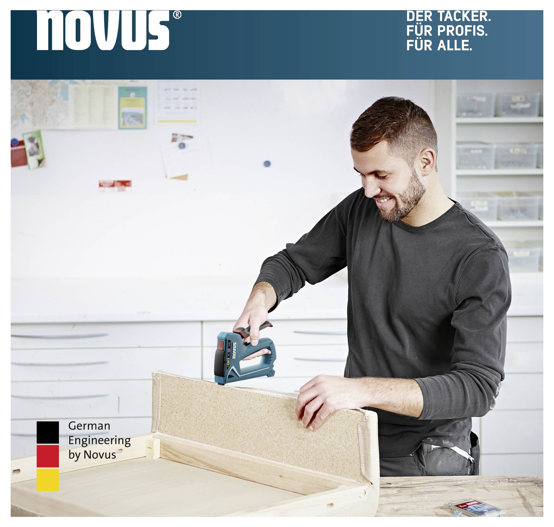 Muškarac učvršćuje drvenu ploču na komad namještaja; vidljiv Novus-logo i slogun 'Tacker. Za profesionalce. Za sve.'