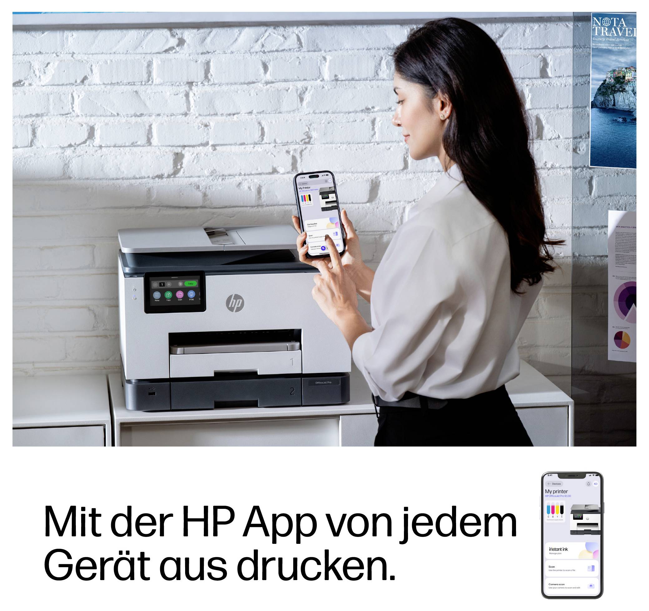 Žena koristi pametni telefon s HP aplikacijom za ispis na HP pisač; tekst oglasa kaže 'Ispišite s HP aplikacijom s bilo kojeg uređaja.'