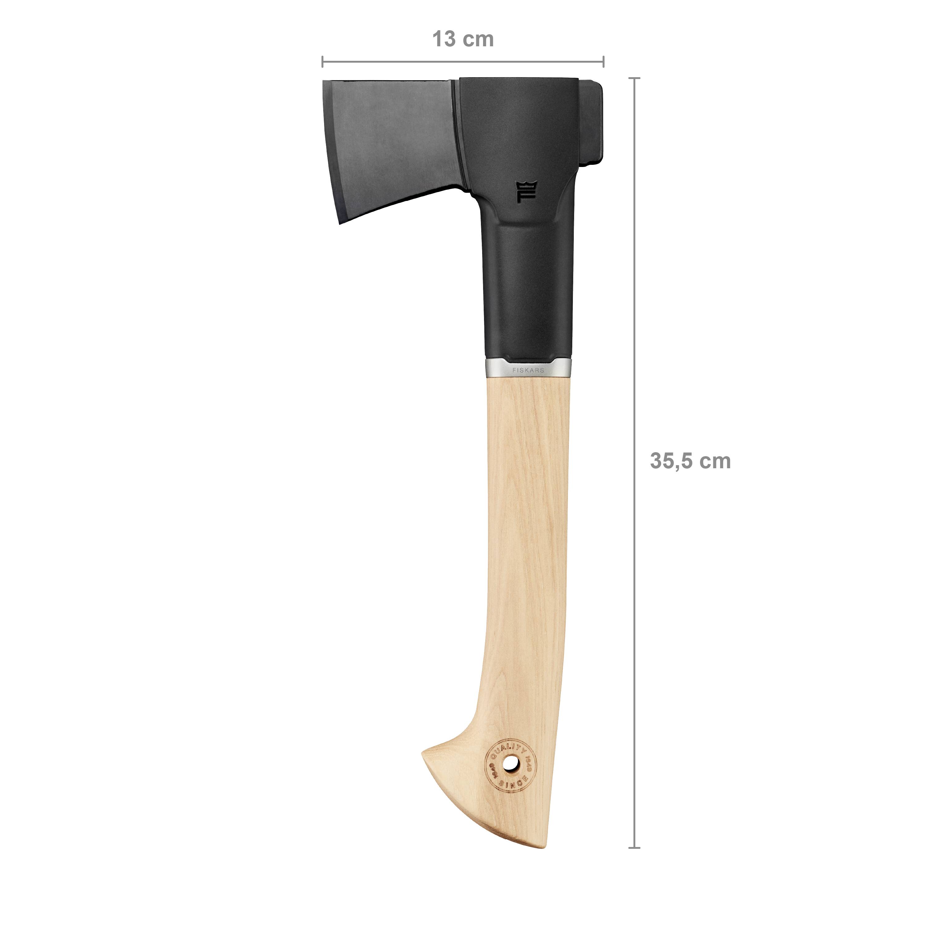 Sjekač drva s crnom glavom i drvenom ručkom, duljine 35,5 cm i širine 13 cm.
