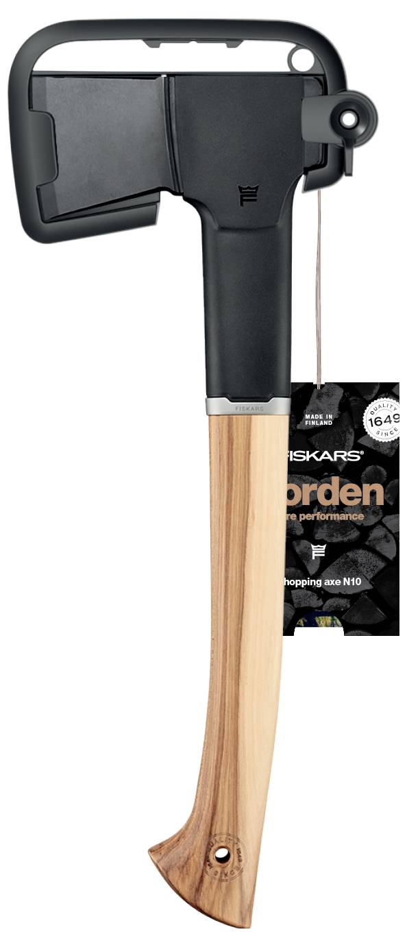 Sjekira Fiskars Norden s crnom glavom i svijetlom drškom od drva, s zaštitnim poklopcem. Naljepnica pokazuje 'Fiskars Norden' i cijenu. Idealna za sječenje.