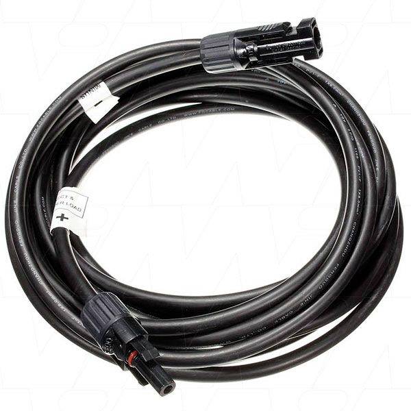 Dugi, crni kabel sa utikačima na oba kraja, namijenjen prijenosu električne struje, prikazan na bijeloj pozadini.