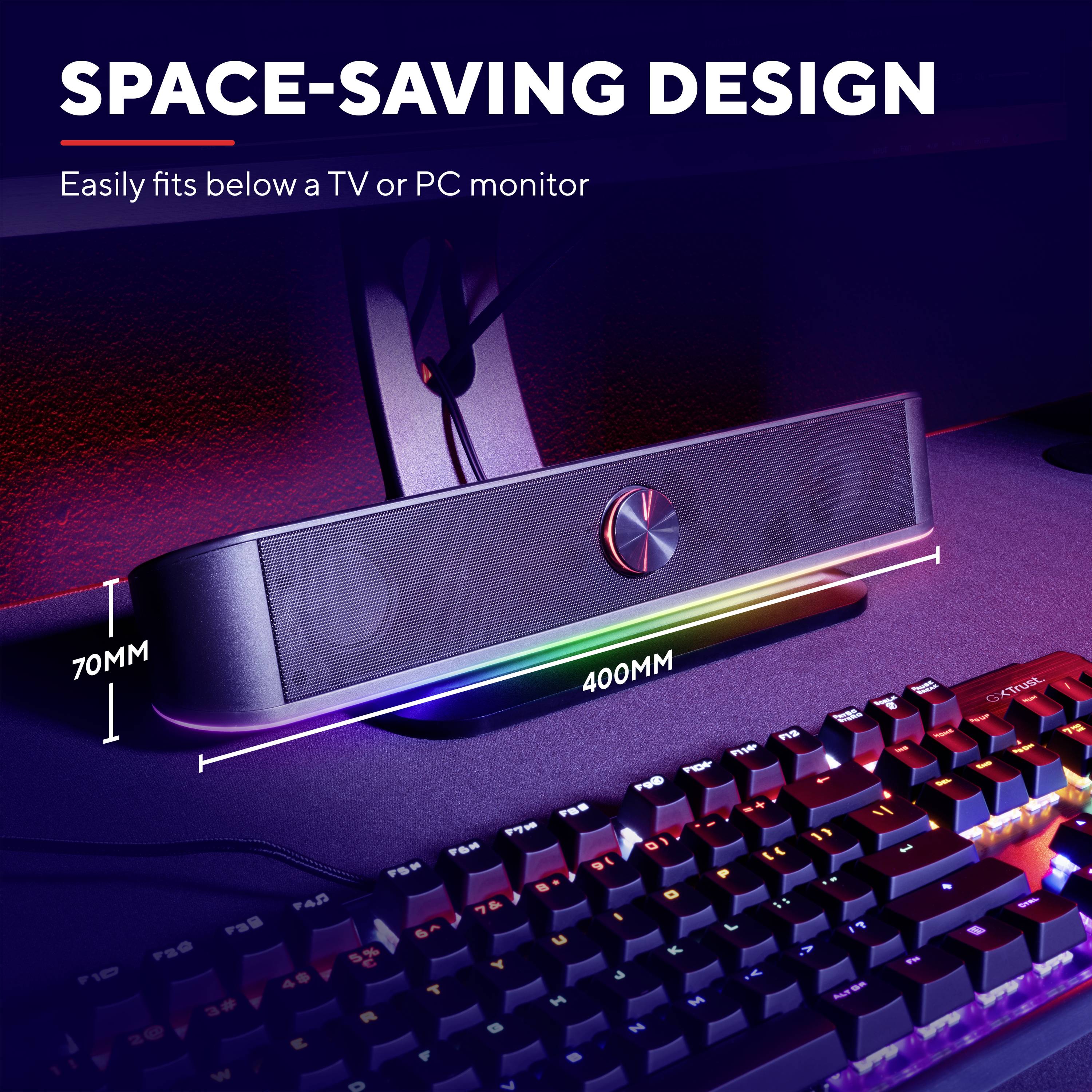 Soundbar ispod PC monitora na radnom stolu. Tekst: 'Dizajn štedljiv prostorom', mjeri 70 mm visine i 400 mm širine.