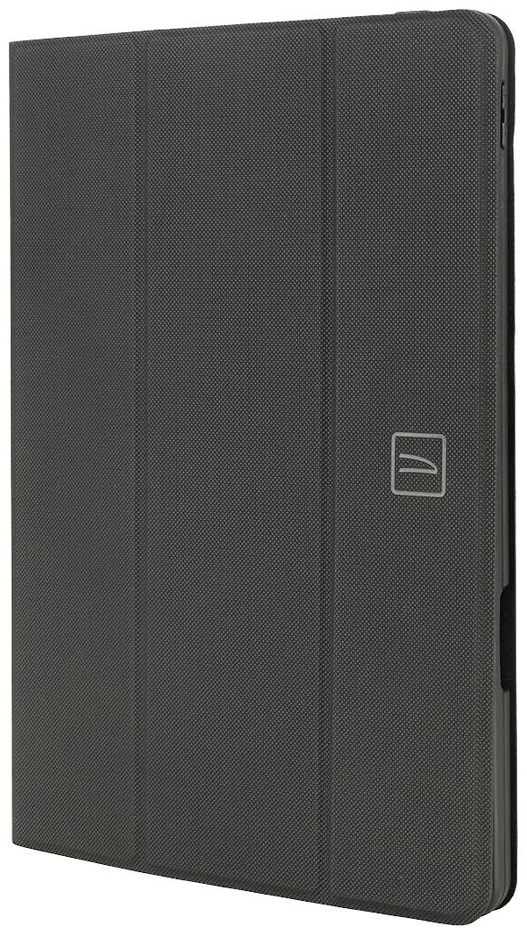 Crna futrola za tablet sa zatvorenim poklopcem, vertikalnim šavovima i diskretnim logotipom u sredini desno.